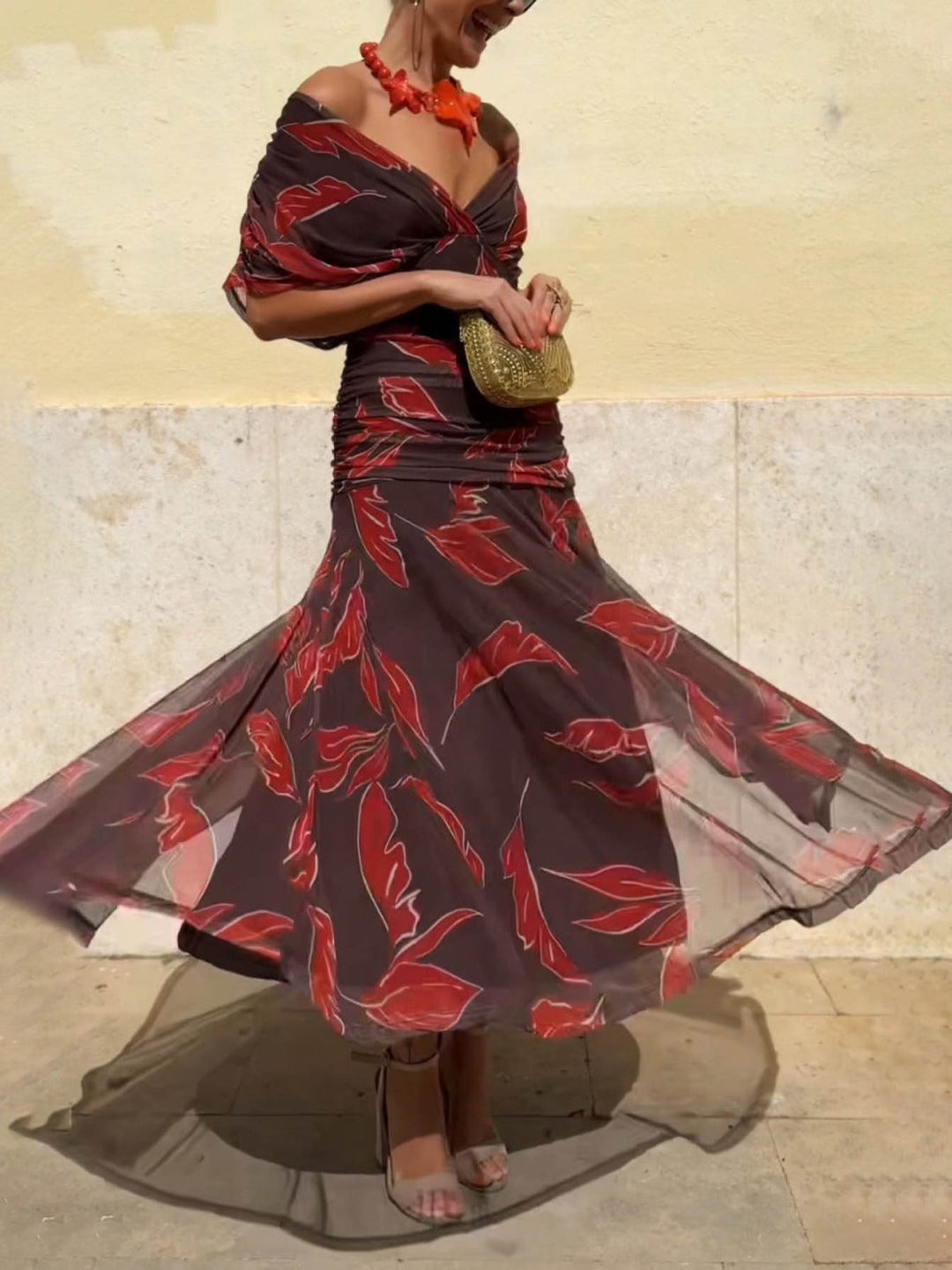 Robe élégante à épaules dénudées et imprimé feuilles froncées