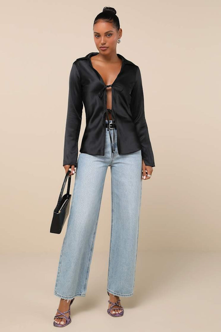 Chemise satinée noire à col noué